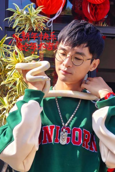 新春蛇年，要来和我的小白蛇合照吗？