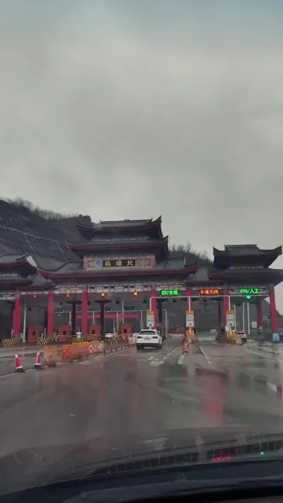 回家每天都住家里，哪里都不想去，老公问我怎么不出去转转了，他怎么又能理解的了，父母虽然走了，可他们就睡在离家50米不到的地方，回来就想他们身边呆着，每天上楼都会朝他们住的地方看一眼，我相信我会完成父亲