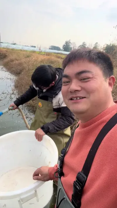 是谁让我试试茶籽饼能不能喷的，这下满意了吧，还不来帮我通通管子，堵死了#小龙虾养殖#肥水神器 #矿源黄腐酸钾 #肥水方法
