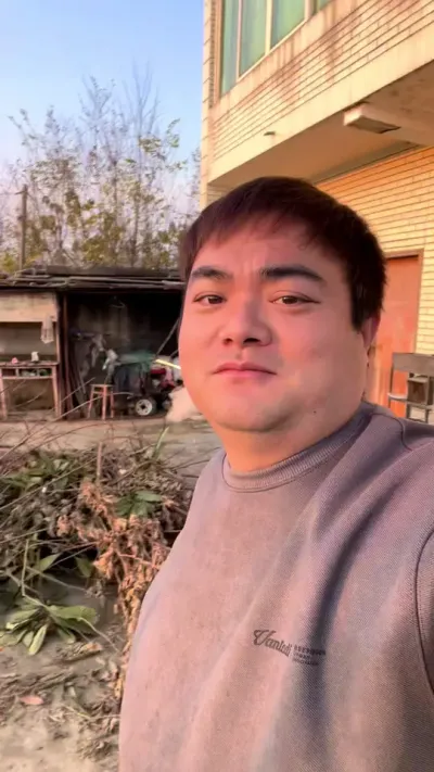 搞不明白为什么总有那么多人相信会有天上掉馅饼的好事，如果真能亩产千斤又怎么会免费分享给你而只为赚你点饲料动保钱，直接收学费包产量岂不是更好吗？#小龙虾养殖 #三农 #小龙虾产量