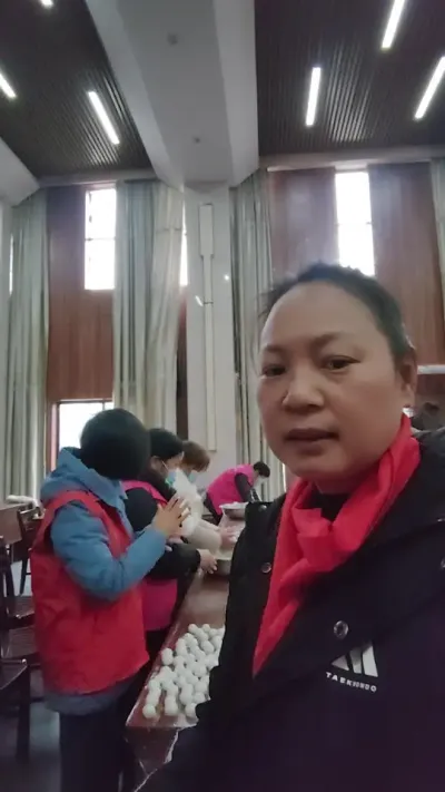 大家可以一起动手包汤圆，分享生活趣事，共度欢乐时光。#纯手工制作美食 #汤圆的花式做法 #真材实料才能做出好味道 @抖音小助手