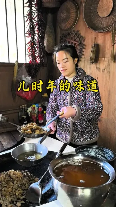 #我的乡村生活 年猪杀好了就是熬猪油了，小时候最爱围着灶台等妈妈把猪油熬好，就可以吃刚出锅的猪油渣了，儿时的年味就是从这一刻开始！#熬猪油 #乡村味道 #创作者中心 #创作灵感 @DOU+上热门 @D