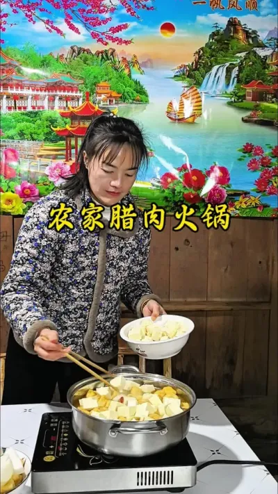 #创作灵感 #我的乡村生活 今天用腊肉做火锅，配上自家种的各种青菜，不要太好吃了呀，农村人的火锅就是这么简单都是家的味道！#普通的饭菜都是家的味道 #腊肉火锅做法 #家常火锅做法简单好吃 @DOU+上