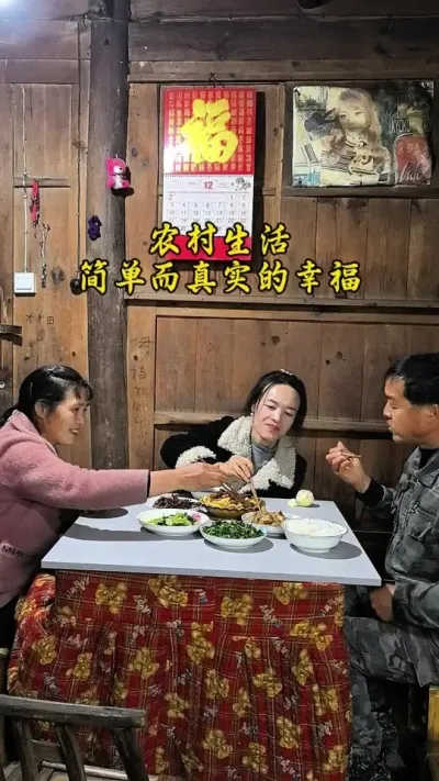 #创作灵感 #我的乡村生活 在农村和妈妈一起做晚饭是最温馨的时光，吃的菜基本上都是自己种的，没有大鱼大肉，却有着最纯粹的味道，和父母坐在一起边吃边聊，这种简单而又幸福的生活，是我心中最向往的。#农村生