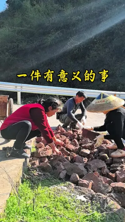 #创作灵感这个拐角处不知道有多少车在这里卡过了，爸爸是个热心肠，说了很多次填一直没有时间，今天我们三个一起来填马路了，虽然有点辛苦，想着填起来了也方便大家，一切都是值得的！#我的乡村生活 #劳动最光荣