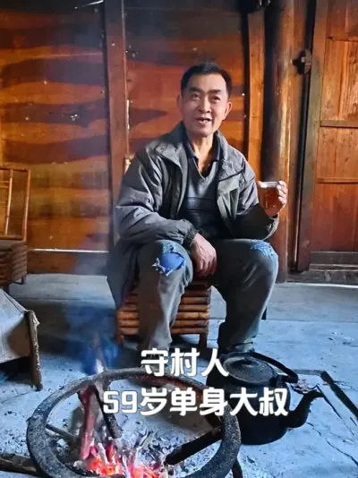 徒步2小时深入古村，59岁单身大叔留在村中生活，余生不再出山 与他一同留守村庄的，还有另外两位未婚兄弟，共同归隐田园，远离喧嚣，不问世事，过平淡生活#让生活慢下来 #人间烟火 #古村落风景 #与世无争