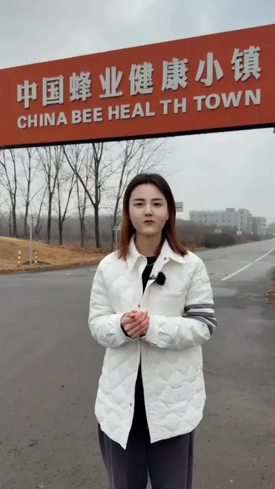 养蜂生活很辛苦 但每一滴蜂蜜都是时光与自然的馈赠。在养蜂的过程中，你学会了耐心等待，懂得了生命的节奏。亲手收获那浓稠金黄的蜂蜜，品尝着这份甜蜜，你会发现，生活的美好，就藏在这些简单而纯粹的日常里。