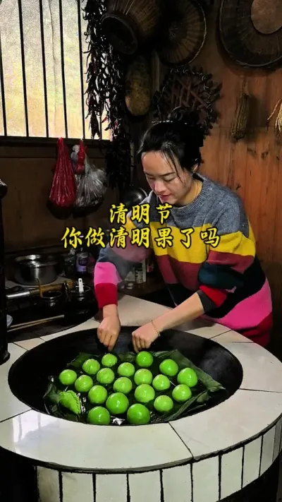 #创作灵感 清明节怎么能少了清明果呢，艾草，清明草和面，鲜嫩的竹笋搭配外婆菜肉沫馅，满满都是春天的味道，甜口的花生芝麻馅不要太香了哦！ #清明美食 #清明特色美食制作 #带馅的清明果 #清明时节吃青团