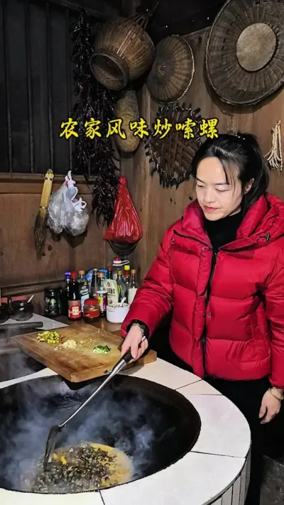 #创作灵感河里捡的螺蛳养干净了，按照自己喜欢的味道炒的嗦螺味道也不错呀，简单的农村风味的炒螺嗦螺你喜欢吃吗？#大山里的味道 #我的乡村生活 #新鲜螺怎么做好吃 #乡村味道 @DOU+上热门 @DOU+