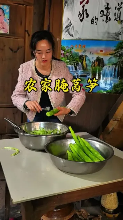 #创作灵感 #我的乡村生活 发个库存，地里有吃不完的莴笋把它腌起来，清脆爽口解腻，用来配个稀饭馒头啥的，不要太安逸了！#泡莴笋怎么做 #莴笋的腌制方法 #新农村计划2025