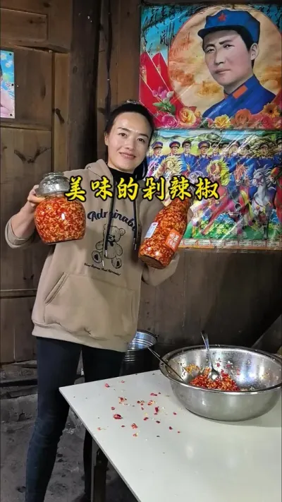 #创作灵感 #我的乡村生活 去年的剁辣椒到现在也快吃完了，今天再做点放着到时用来炒菜或者拌面炒粉拌饭都可以，家乡的味道分享给大家！#剁辣椒制作方法 #地方特色美食 #剁辣椒酱 @DOU+上热门 @DO
