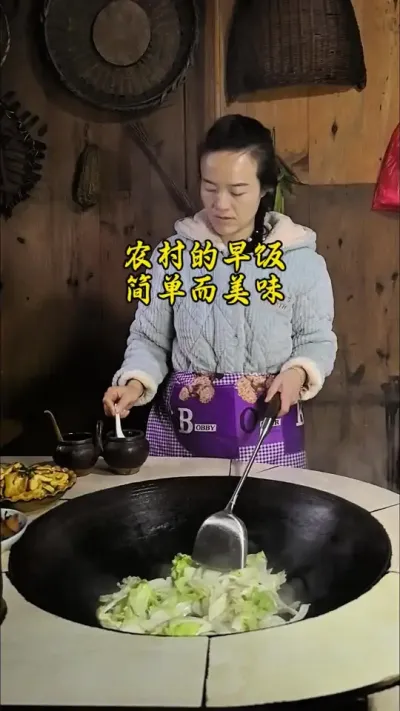 #创作灵感 #我的乡村生活 一大早爸妈赶集去了，我在家里做早饭，砍白菜、煮饭 、洗菜、烧火、炒菜，一个人的厨房也能充满烟火气。在农村，生活虽然平淡，但也充满了乐趣。#农村生活 #平淡治愈的乡村生活 #