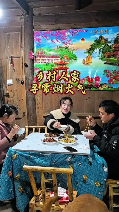 #创作灵感 #我的乡村生活 #大山里的味道 年后的乡村餐桌上除了各种腊味，今晚还有清炒大头菜，清炒酸菜，每一口都是家的味道！#把家乡的味道分享给大家 #新农人计划2025年 @DOU+小助手 @DOU