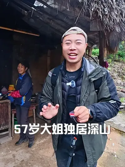 57岁大姐独居深山茅草屋，5平方公里内无人烟，胆小的真不敢住 #走进大山深处 #被群山环抱的村落是世外桃源 #古村落里的慢生活 #茅草屋