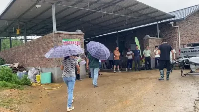 作为一名新农人最低配置都要会操作无人机！ 你还以为农民就是扛锄头这么简单吗？ 大疆也真拼，风雨无阻！#农业无人机 #我的乡村生活 #无人机飞防