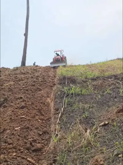 久保田拖拉机山坡地耕地 #犁地是个技术活 #久保田拖拉机 #水稻上山 #山坡地耕地 #农机视频 @抖音小助手