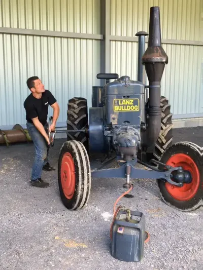 百年历史的热球式发动机，兰兹斗牛犬拖拉机🚜50马力 #热球式发动机 #单缸柴油机启动 #古董拖拉机启动 #老式拖拉机启动 #农机视频 @抖音小助手