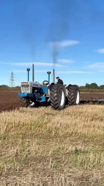 双体改装拖拉机🚜🚜 #拖拉机改装 #双引擎 #犁地是个技术活 #现代农业机械 #农机视频 @抖音小助手