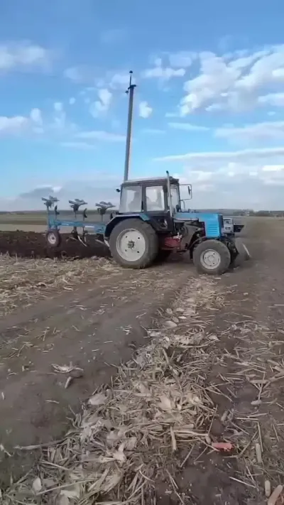 老明斯克拖拉机🚜加装&ldquo;高科技&rdquo;！？ #明斯克拖拉机 #拖拉机转弯原理 #拖拉机犁地 #农业机械 #农机视频 @抖音小助手