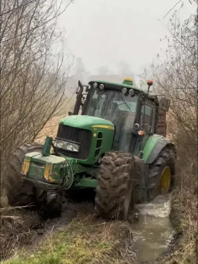 约翰迪尔7530🚜 #大马力拖拉机 #陷车脱困 #约翰迪尔拖拉机 #现代农业机械 #农机视频 @抖音小助手