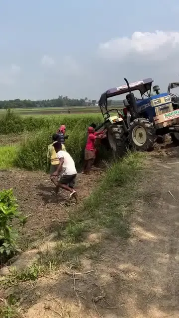 拖拉机救援 #拖拉机驾驶技术 #拖拉机救援 #农机安全 #田间地头走一走 #农机视频 @抖音小助手