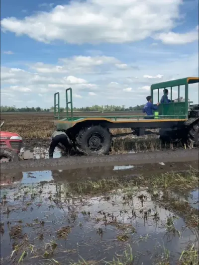 农用车救援拖拉机🚜 #陷车救援 #拖拉机救援 #农用车 #改装车 #农机视频 @抖音小助手