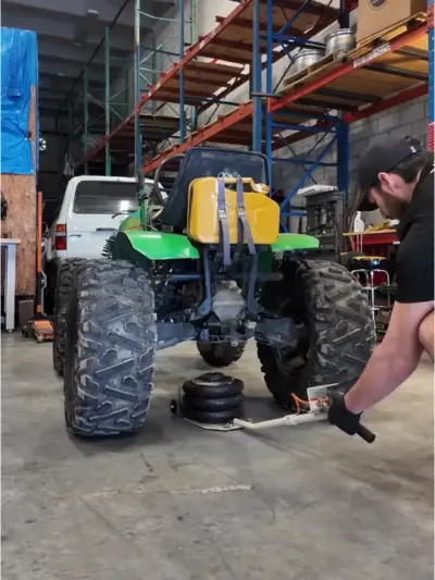 约翰迪尔小型拖拉机🚜212 #拖拉机改装 #微型拖拉机 #约翰迪尔拖拉机 #现代农业机械 #农机视频 @抖音小助手