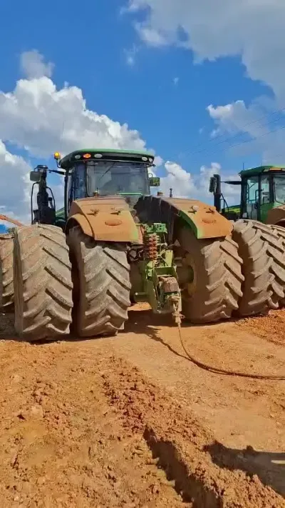 2个拖拉机🚜🚜8个大后轮子 #陷车救援 #拖拉机救援大货车 #大马力拖拉机 #农机视频 @抖音小助手