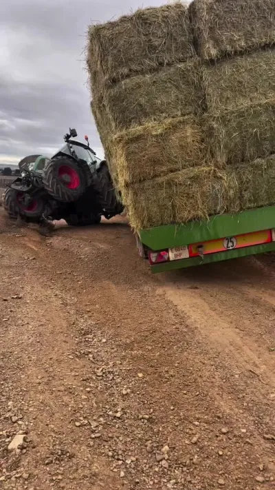 拖拉机🚜驾驶安全 #拖拉机驾驶 #拖拉机拖挂车 #芬特拖拉机 #现代农业机械 #农机视频 @抖音小助手