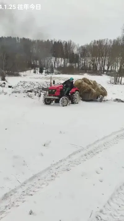 #拖拉机驾驶 #雪地驾驶 #运草车 #小马力拖拉机 #农机视频 @抖音小助手