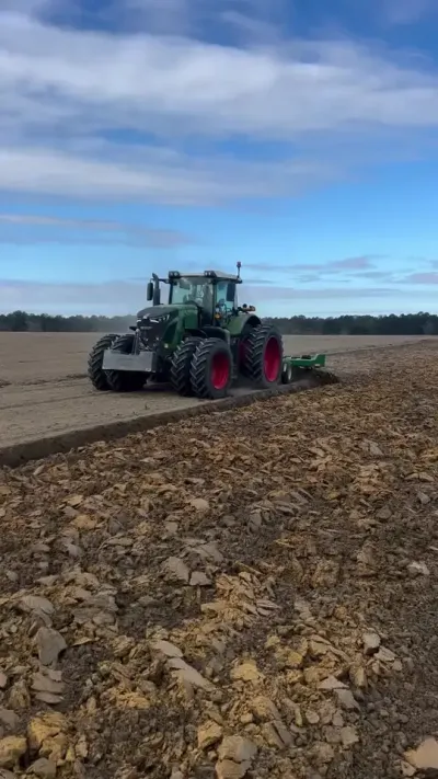 芬特拖拉机🚜+水平换向犁 #水平换向犁 #芬特拖拉机 #犁地翻土机 #现代农业机械 #农机视频 @抖音小助手