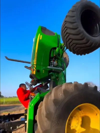 印度拖拉机🚜驾驶 #约翰迪尔拖拉机 #中小马力拖拉机 #拖拉机驾驶 #印度拖拉机 #农机视频 @抖音小助手