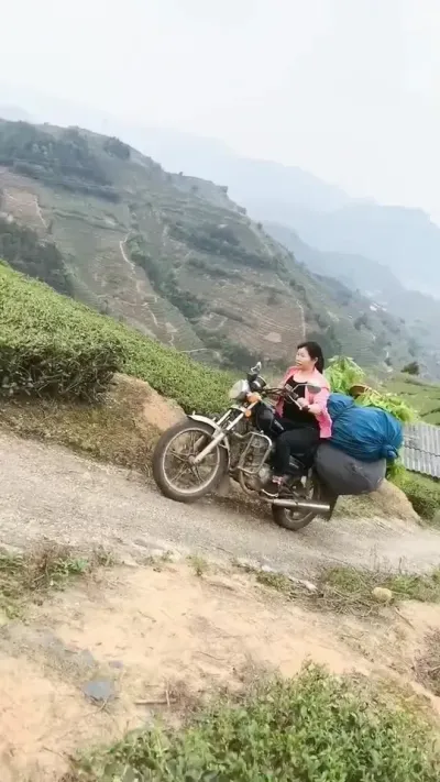 #茶山 生活硬把女人逼成了女汉子，茶山上的摩托车高手👍