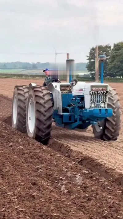 英国双体拖拉机 #拖拉机改装 #拖拉机设计 #大马力拖拉机 #现代农业机械 #农机视频 @抖音小助手