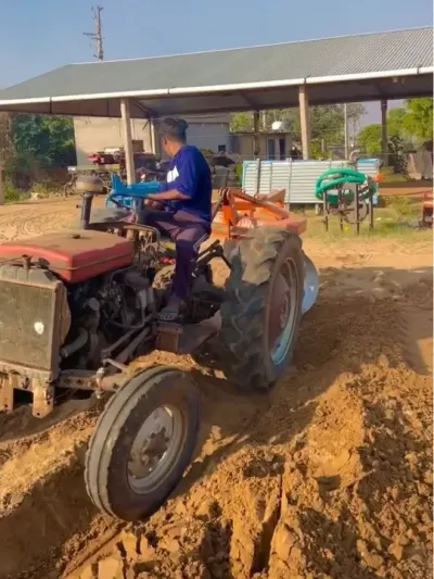 #国外视频分享 #印度 #拖拉机 #犁地 #农机视频