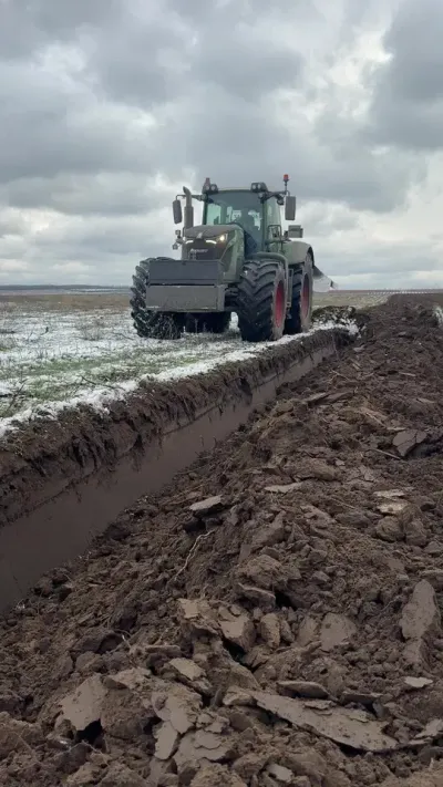 芬特936拖拉机拉单铧犁深翻作业#海外视频