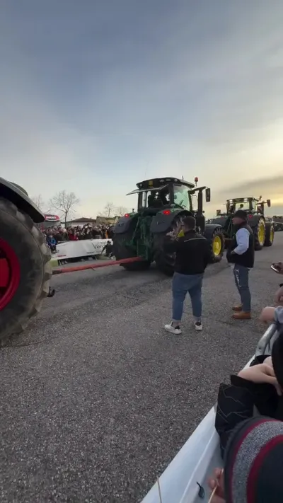 芬特1050对阵2台约翰迪尔250马力拖拉机 #拖拉机拔河比赛 #芬特1050 #约翰迪尔拖拉机 #现代农业机械 #农机视频 @抖音小助手