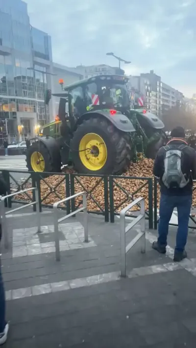 农民觉得马铃薯价格太低了 #农民种地不容易 #欧盟农业  #欧洲农业 #拖拉机上坐的全是明星 #农机视频 @抖音小助手