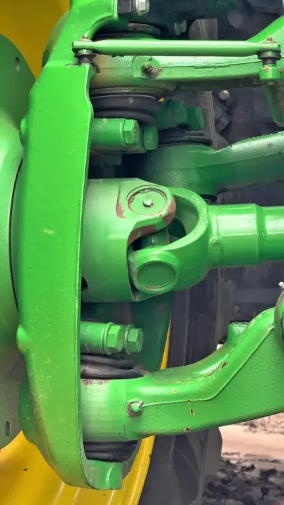 约翰迪尔拖拉机前桥 #拖拉机前桥 #浮动前桥 #双叉臂悬挂 #十字轴万向节 #农机视频 @抖音小助手