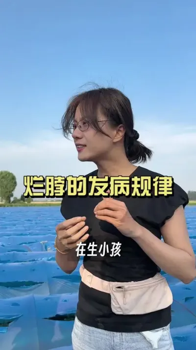 烂脖子病最厉害的一点就是在于它的隐蔽性强。现在看起来，这个姜苗是青的是好的，但有可能下一次培土的时候，它就会再次发病。局部处理+断水隔离是一个方面，避免徒长避免偏施氮肥，培养作物的抗病性，才是关键。#