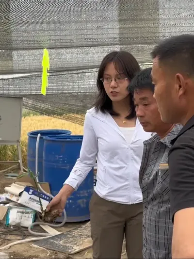 小益还是坚持不用助理，不用业务，每天亲自下地，私信一个一个回复，很仔细的问明情况，找到原因，设计一个合适的处理方案。小益的口头禅：解决问题前，你先找到它的因是什么。#微光点亮乡村 #新农人计划2025