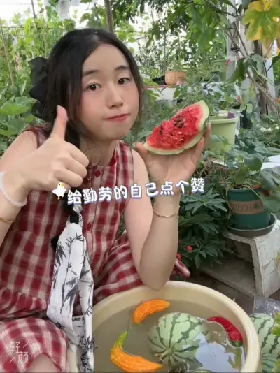 这是我不回乡下也能享受到的？😅这小露台我能宅上一整天！#日常vlog #阳台种菜 #盆栽西瓜 #采摘 #新农人计划