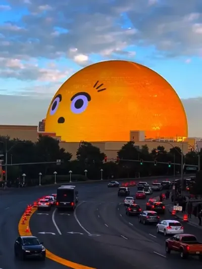 赶紧艾特世界上最最最美丽可爱的女孩来看拉斯维加斯耗资23亿美元打造的球形地标变身巨型表情#拉斯维加斯巨型球