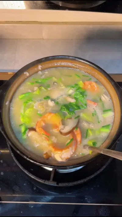 冬天，吃上一锅热乎乎的海鲜粥，太爽啦#海鲜粥 #冬季暖胃美食