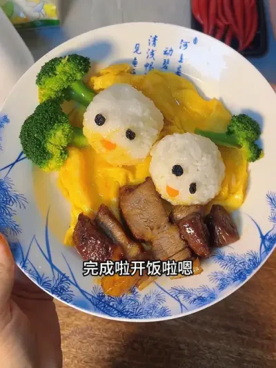 今天又是糊弄娃的一天，简简单单的#养乐多叉烧 #滑蛋饭