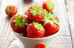 大棚种植的草莓开花时可以施肥和果期管理吗？