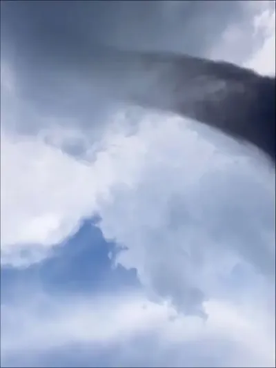 OMG！！！#危险瞬间 #闪电 #AI #视频效果无不良导向 #震撼场面