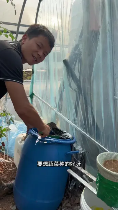 为了增强根系，增加口感！我们提前发酵了鱼蛋白，发酵鱼蛋白也挺简单的，按照比例来就行！#自制鱼蛋白 #新农人计划 #返乡创业新农人
