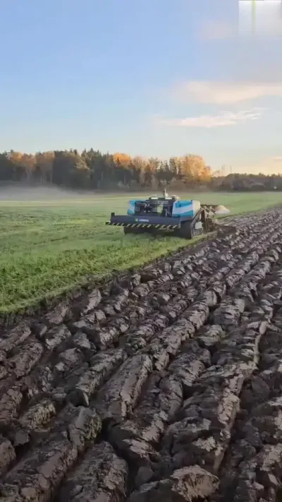 无人拖拉机Agbot犁地 #无人驾驶拖拉机 #犁地神器 #无人驾驶 #犁地机 #农机视频 @抖音小助手