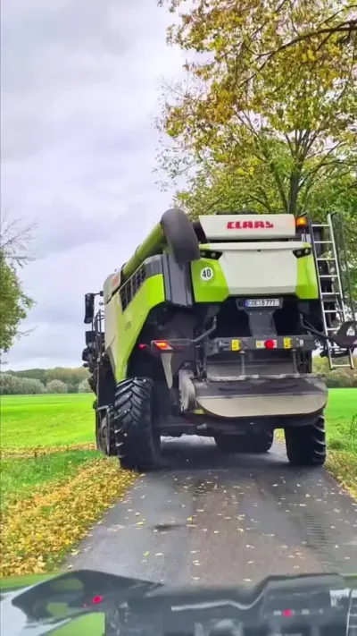 第1964集｜牛逼克拉斯7700，与环境完美融合！ #现代农业机械 #克拉斯收割机